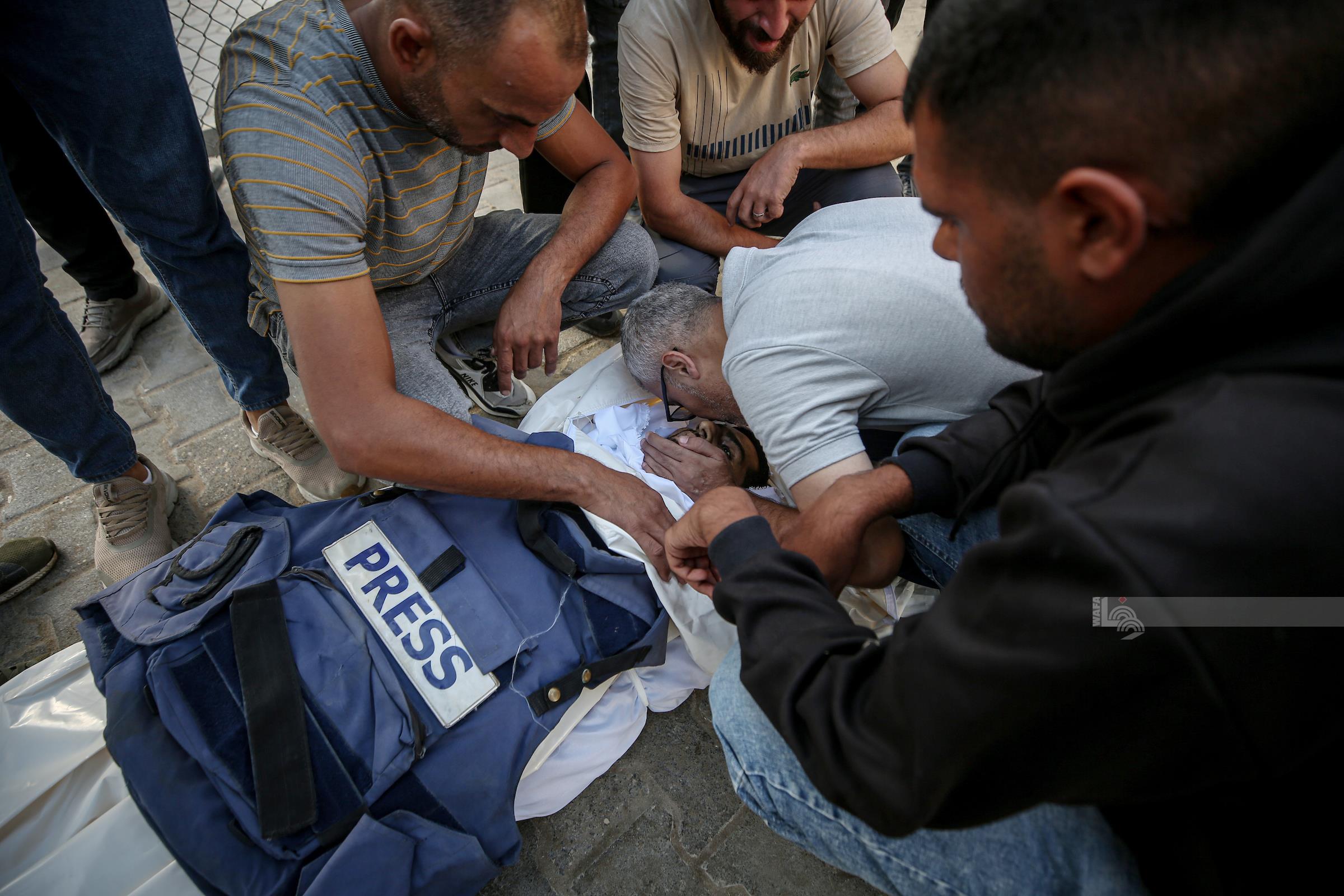 جانب من وداع وتشييع الصحفي أحمد أبو مطير في ساحة مستشفى شهداء الأقصى في دير البلح وسط قطاع غزة